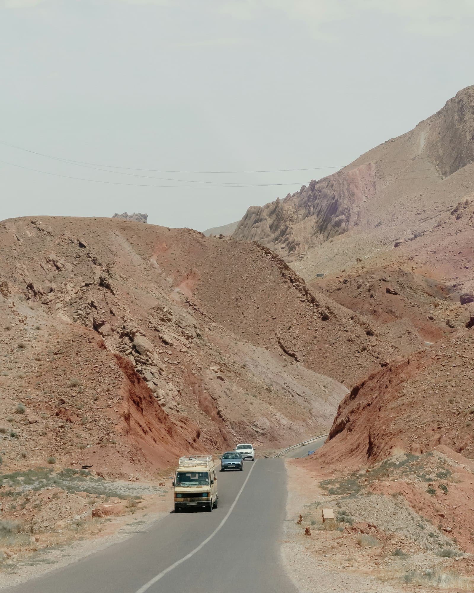 مركبات على طريق بالمغرب
